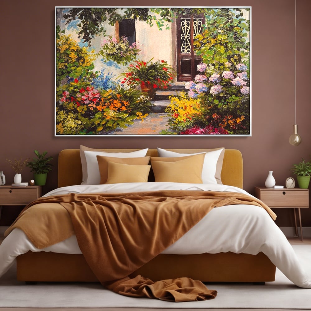 Tablou canvas cu tablou canvas cu alee florala si casa, in rama de aluminiu argintiu, pe perete intr-un dormitor